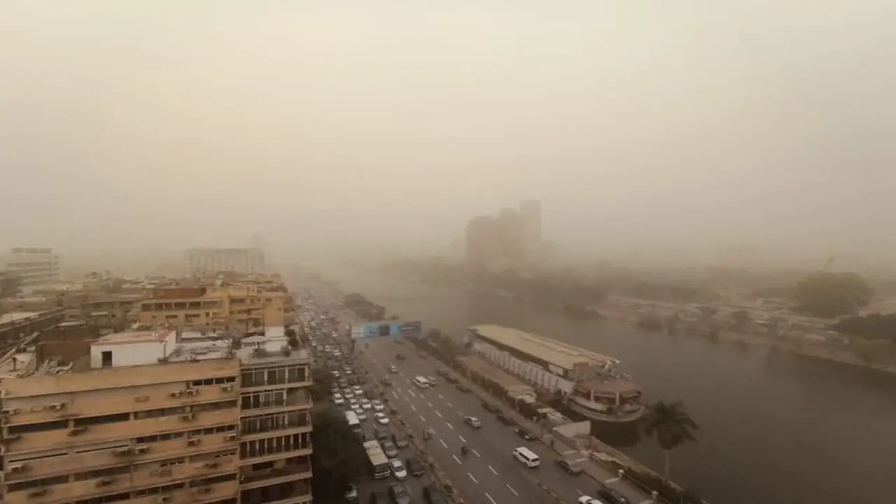 تحذير الأرصاد.. رياح محملة بالأتربة تؤدي لتراجع الرؤية في عدة مناطق بالساعات المقبلة